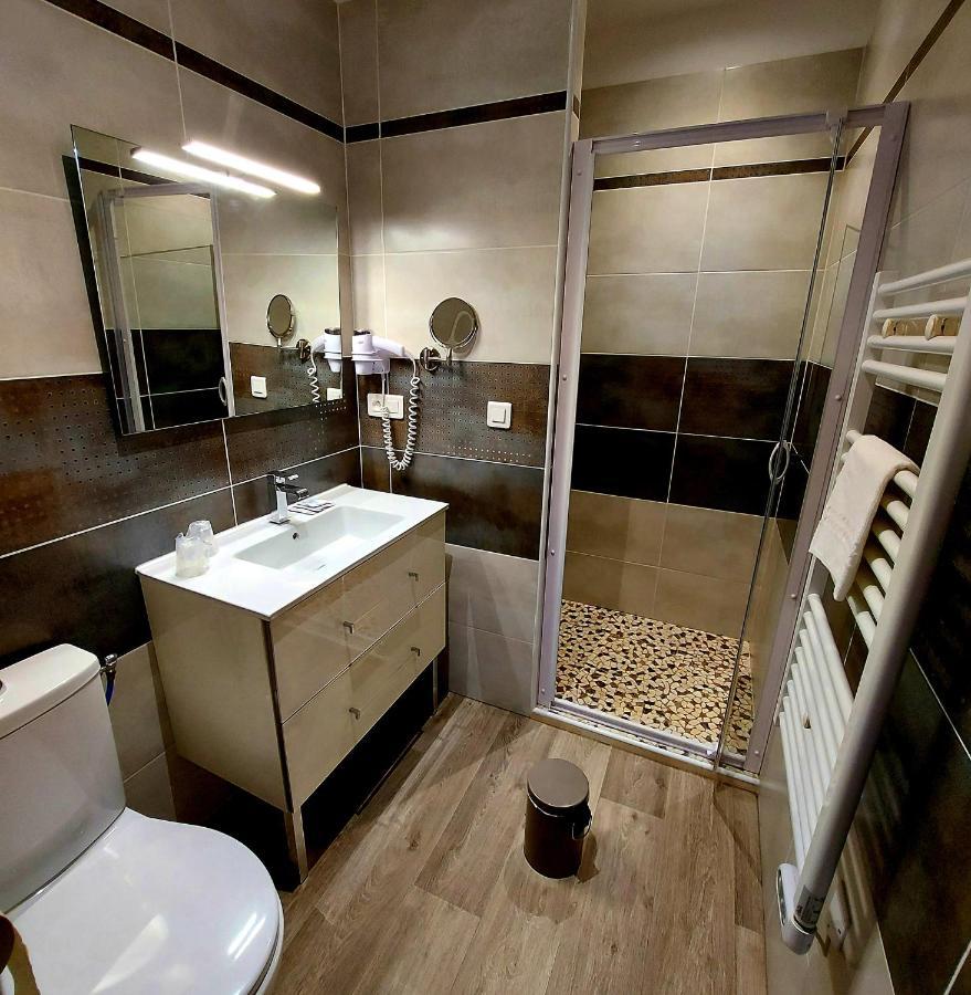 Hotel Les Hauts De Moureze Luaran gambar